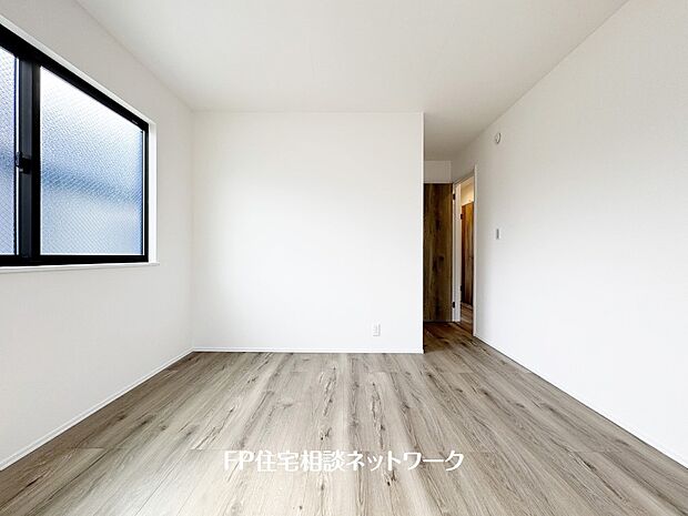 【リビング以外の居室】シンプルな色合いを基調にしたフローリングは心地よく飽きのない色合いで、カーテン、家具などのインテリアを合わせやすいのもうれしい。