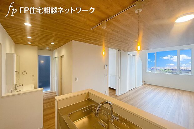 【キッチン】毎日使うキッチン周りが綺麗で清潔に保たれていると、お料理を作るのも楽しくなりますよね。機能性とデザイン性を持たせたキッチンで気持ちよくお料理が出来そうです。