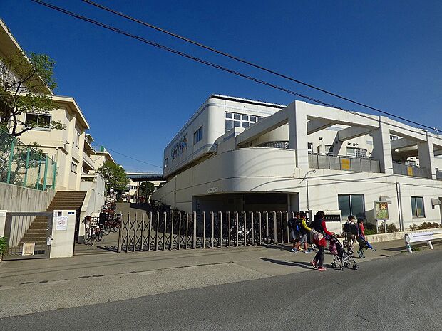 東柿生小学校（約500m・徒歩7分）