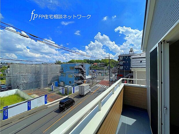 【住戸からの眺望写真】第一種低層住居専用地域の良好な住環境が保たれたエリア。低層の一戸建てを中心とした街並みが統一感を生み出す。周辺には緑も多く残っているので住宅地として申し分ない。