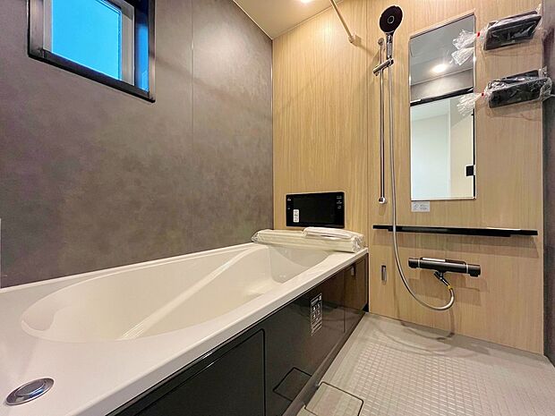 【浴室】ゆったり入れる一坪バス。足を伸ばして入れるサイズは一日の疲れを癒すのに嬉しい広さ。お子様と一緒の入浴でも充分な広さです。