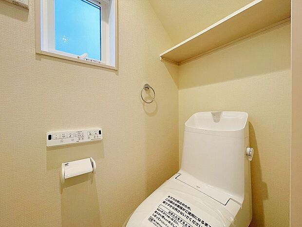 【トイレ】ウォシュレット、暖房便座機能付のトイレです。従来型に比べ節水効果があり、お手入れもしやすい一体型。家計も家事の負担も軽減してくれます。