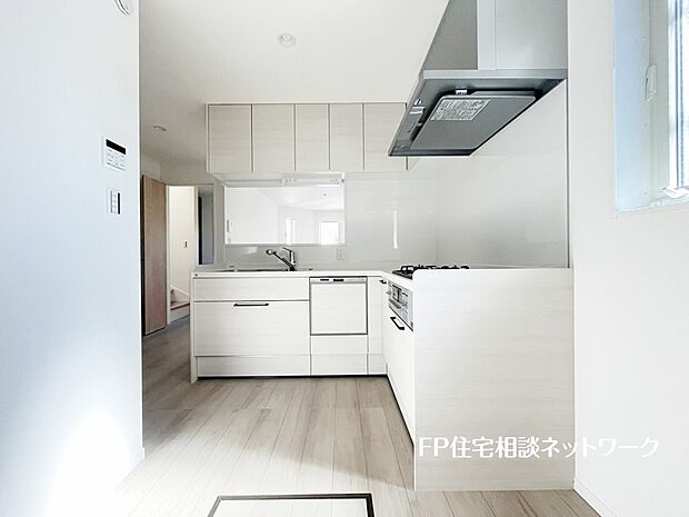 【キッチン】新しいキッチンは食事の支度も楽しく出来る。お手伝いをしてくれるお子様と並びながら準備や片付けが出来るキッチンは、ご家族のコミュニケーションを育む場として活躍します。