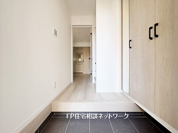 【玄関】玄関ホールがスッキリ広々としていると帰る時も出ていく時も気持ちが良い。来客を出迎える玄関が綺麗ならその家の印象が良くなる。