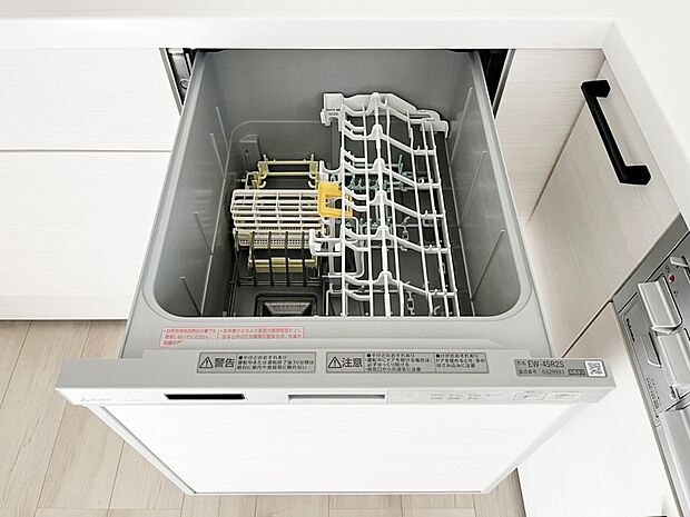 【食洗機】手間をかけずに食後の後片付けができる食器洗乾燥機。食器の出し入れがスムーズなスライドタイプ。節水効果だけでなく、効率的に洗い物を配置できるようにラックがついています。