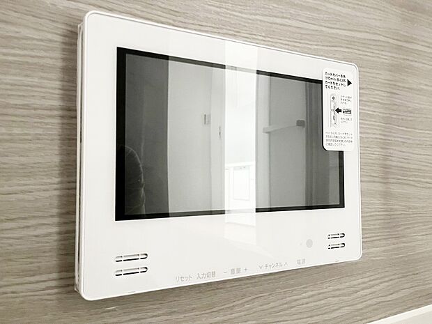 【浴室TV】浴室には大型浴室ＴＶ付き。「見たい番組があるけど、明日も早いからお風呂に入らなければ」　という悩みは不要です。湯船に浸かりながら見たい番組をゆっくり見れる。