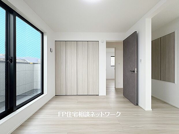 【洋室】シンプルモダンなデザインが映える、上品な一室。落ち着いたカラーと自然光のコントラストが魅力。穏やかな時間を過ごせる洗練されたプライベート空間です。