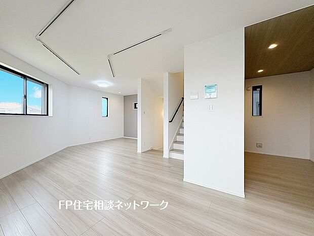 【リビング】洗練されたデザインが生み出す上質な時間。ナチュラルな素材感と計算された採光バランス。心が安らぐ、上品な住空間をぜひご体感ください。