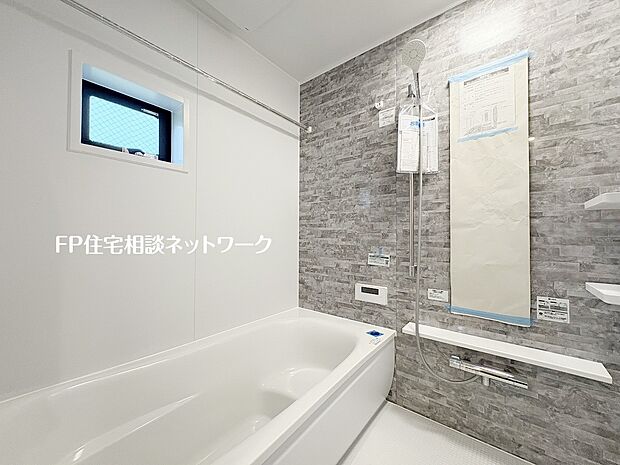 【浴室】1日の疲れを癒す、くつろぎのバスルーム。グレーの石目調パネルが上品に映える、ゆったりサイズの浴槽。心と体をほぐす、癒しの時間をお楽しみください。