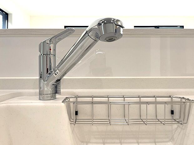 【ビルトイン浄水器】同仕様設備:キッチンには浄水器を標準装備。水を飲むという場面以外にも料理で使用したり、野菜を洗う場合もキレイな水で洗いたいという人が増えてきています。