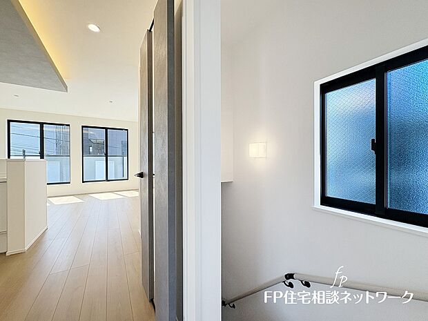 【その他内観】階段部分には自然の光を取り込むことの出来る、窓を配置しており明るい空間！お掃除の際には空気の換気などにも便利です。