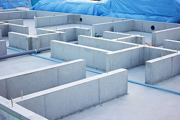 【ベタ基礎　】大きな面で家の重みを支え地震に強いのが特徴です。また床下の地面をすべてコンクリートで覆うので、湿気が建物に伝わりにくく住宅の木材の腐食等の心配も減ります。