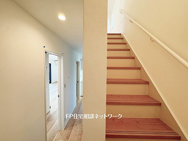 【その他内観】階段部分には自然の光を取り込むことの出来る、窓を配置しており明るい空間！お掃除の際には空気の換気などにも便利です。