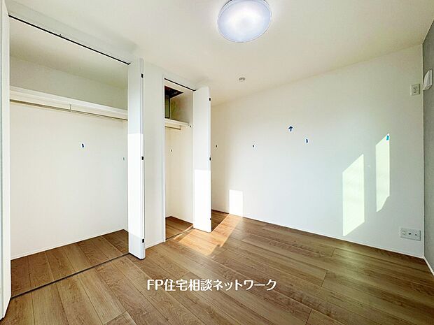 【収納】収納力が豊富な大型クローゼット。普段着やスーツはもちろんのこと、コート類などもしっかり掛けられます。奥行きもあり、部屋がスッキリしますね。