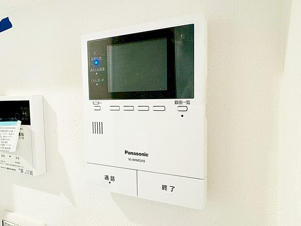【モニター付きインターホン】モニター付インターホンが標準仕様です。戸建暮らしだと、集合住宅に比べ、より不安になりがちな防犯面、目で確認できるからあんしんです。