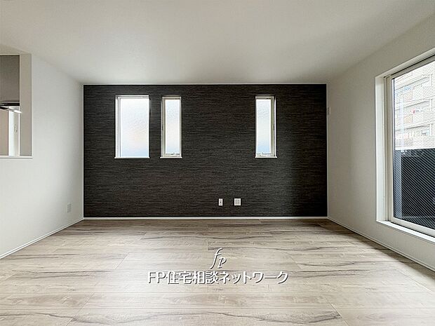 【リビング】開放感あふれる15帖のLDK。大きな窓から光が差し込み、明るく心地よい空間に。家族が自然と集まりたくなる、ゆとりあるリビングです。