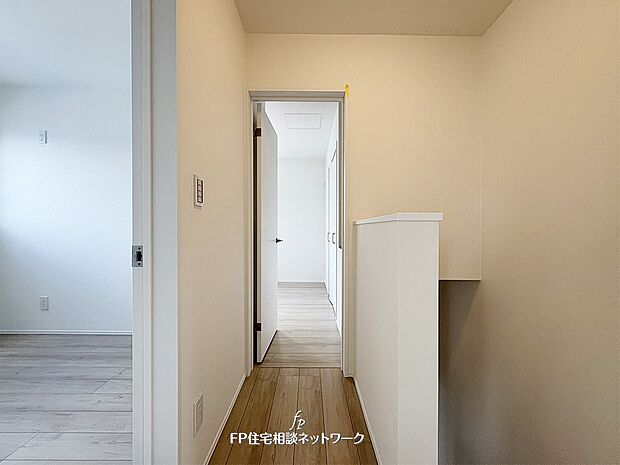 【その他内観】明るい光が差し込む廊下は、家全体に開放感を与える心地よい空間。シンプルで上品なデザインが、暮らしに穏やかな時間をもたらします。