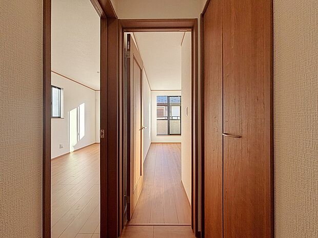 【その他内観】動線がしっかり考えられた間取り。採光もしっかりと計算されていてどの部屋も明るいのがうれしいですね。