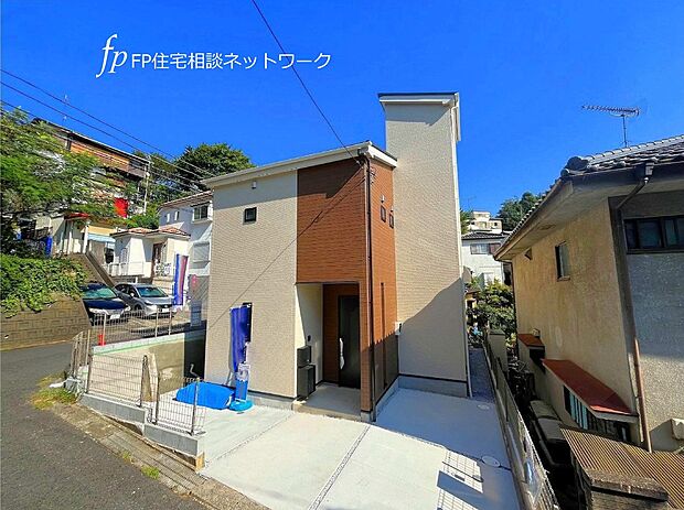 【現地外観写真】ひろびろとしたカースペース。お車以外にも自転車やオートバイ等も置ける程、ゆったりとしております。前面道路の交通量も少ないので駐車もしやすい。