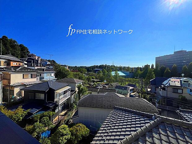 【住戸からの眺望写真】駅から程よい距離にあり、利便性と穏やかさの両方がかなう住環境。視界に広がる緑でのんびり新生活を。