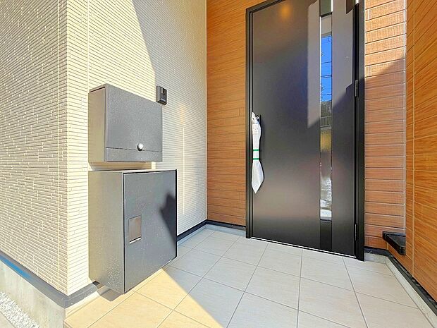 【玄関】かざすだけで施解錠出来る最先端のキースタイル。住まいをスマートにガードします。宅配ＢＯＸが標準仕様でついています。