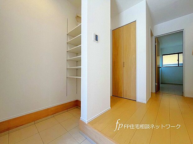 【玄関】全居室収納に加えキッチンにはパントリー、玄関にはSICと豊富な収納スペースを設置。お部屋をすっきりと保てます。