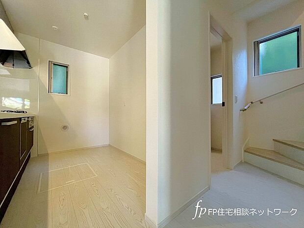 【キッチン】毎日使うキッチンが綺麗で清潔ならお料理を作るのも楽しくなりますよね。機能性とデザイン性を兼ね備えた嬉しいキッチン。食器洗乾燥機付きで後片付けもラクラク。環境にもママの手にも優しい設備です。