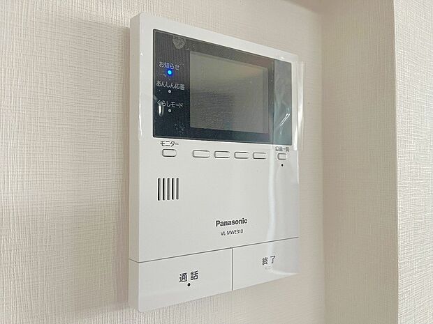 【その他内観】同仕様設備：TVモニタ付インターホンでセキュリティ面にも配慮。録画機能で留守中の来訪者の確認ができます。