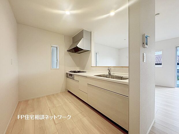 【キッチン】リビングで遊ぶお子様を見守りながらお料理が出来る対面式カウンターキッチンは、料理をしながらご家族との会話を楽しめます。毎日のお料理も楽しくなりますね。