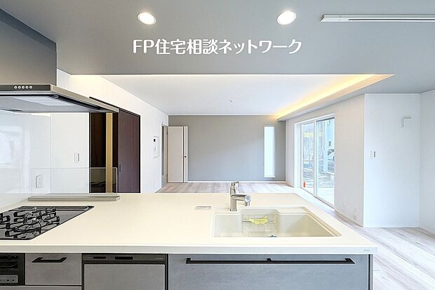 【キッチン】大きくて使いやすいシンクは一度に沢山の洗い物が可能。キッチン自体が広いので、食器用水切り網をおいてもまだまだスペースあり。調味料などをディスプレイし、お洒落なキッチンを演出してみてはいかがでしょうか。