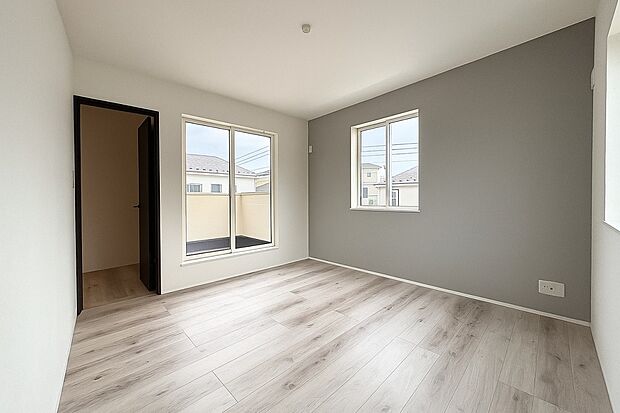 【リビング以外の居室】2面採光でお部屋の隅々まで明るい印象の居室。おひさまの光を、爽やかな風をたっぷりと取り込めます。居室内はいつも明るい印象ですので、気持ちの良い朝を迎えられそう。毎日の生活も自然と明るくなりますね。