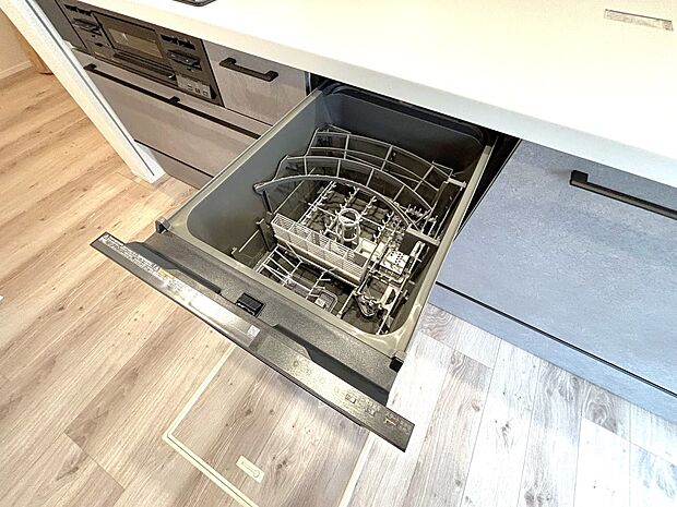 【食器洗浄乾燥機】利用者が増えているのはメリットが多いから。時間の節約、手が荒れない、水道代の節約、高温度で洗うので油汚れもしっかり落とせる。まさに理想家電。