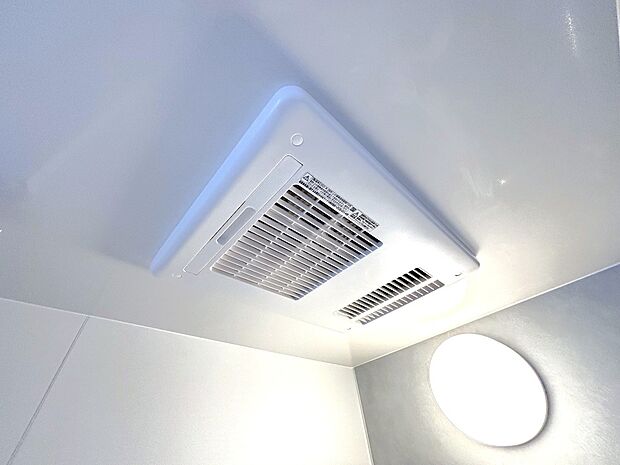 【浴室暖房乾燥機】お風呂場そのものを乾燥機にしてしまう便利な機能。梅雨時期や花粉の時期に助かる。冬の時期には暖房機能がヒートショックを防ぐ。