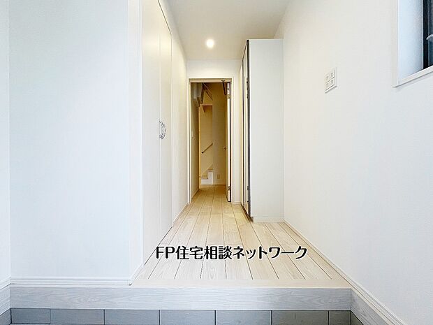 【玄関】ゆとりある玄関ホールは、天井までの大型収納を備えた実用性の高い設計。アウターや備品もすっきり片付き、来客時もいつでもスマートな印象に。明るい木目フロアが温かみを添える迎賓空間です。