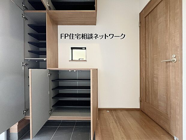 【玄関】【シューズボックス】 家族全員の靴をスッキリ収納できる、大容量のシューズボックス。中央のカウンタースペースは、鍵置き場や季節の小物を飾る空間としても重宝します。散らかりがちな玄関を常に美しく保てます