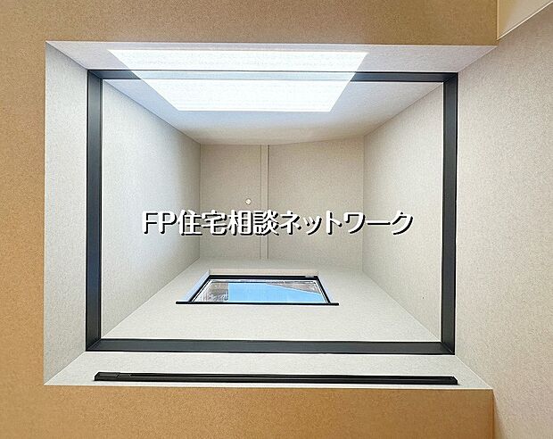 【その他内観】光のシャワーが降り注ぐ、開放的な吹抜け。デザイン性の高い空間が、住まいに明るさと広がりをもたらし、心豊かな暮らしを演出します。