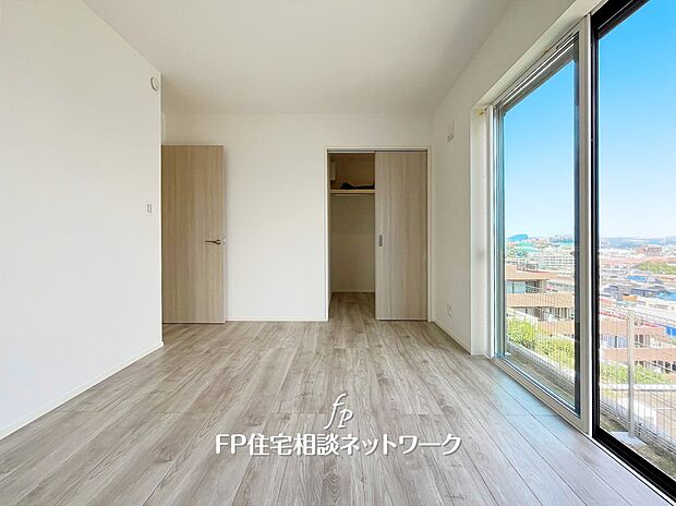 【リビング以外の居室】大きな窓から見える風景は、圧倒的な開放感。時間や季節を肌で感じる空間は、心を潤し、生活を豊かにしてくれます。