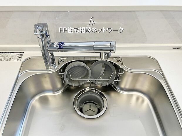 【浄水器一体型水栓】浄水と水道水を切り替えて使用できるスッキリとしたデザインの浄水器一体型水栓。ヘッドを引き出して使えるのでお料理はもちろんシンクの掃除が容易です。