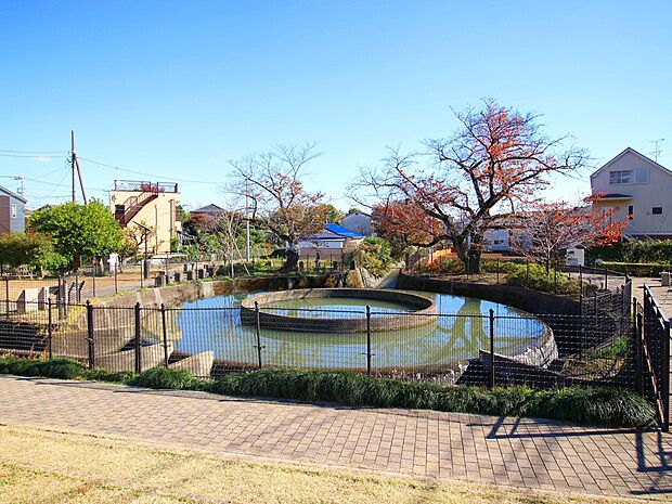 久地円筒分水(約800m・徒歩10分)