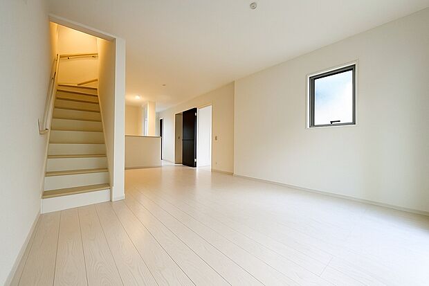 【リビング】ご家族だんらんのスペースとなるリビング。家具の配置がしやすい広さを確保しつつ、窓が多い設計は色々な角度から光が取り込めるこだわりの間取りです。