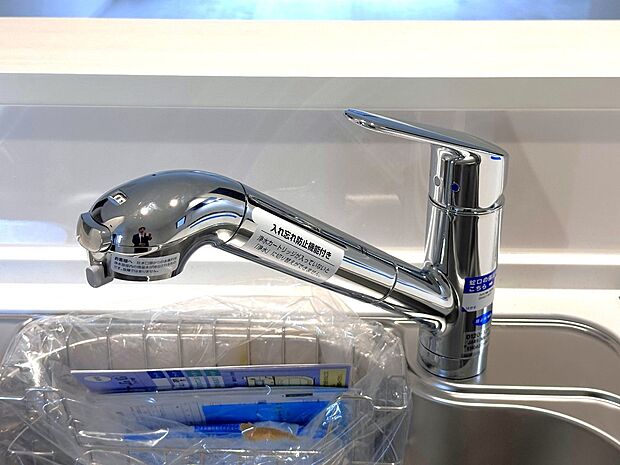 【ビルトイン浄水器】キッチンには浄水器を標準装備。最近は水を飲むという場面以外にも料理で使用したり、野菜を洗う場合もキレイな水で洗いたいという人が増えてきています。