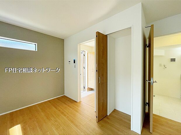 【リビング】【リビング】 落ち着いた色合いでまとめた居室は、家具配置がしやすいシンプルな形状。隣接する水回りへの動線もスムーズで、日常の使い勝手に配慮された空間です。