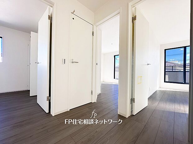 【洋室】2面採光でお部屋の隅々まで明るい印象の居室。おひさまの光を、爽やかな風をたっぷりと取り込めます。居室内はいつも明るいので、毎日の生活も自然と明るくなりますね。