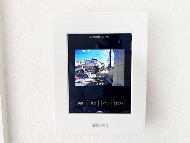 【TVモニター付インターホン】モニター付インターホンが標準仕様です。不安になりがちな防犯面。目で確認できるからあんしんです。