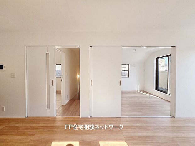 【リビング】想像以上の質感が訪れる者の心を離さない。フローリング素材、窓の配置、壁面タイル、カラーバランス、どれをとってもワンランク上の仕上がり。