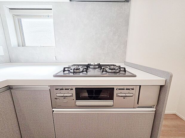 【3口以上コンロ】同時並行で調理しやすい3口コンロです。お料理を同時にすすめることができ、料理時間の短縮にもなります。