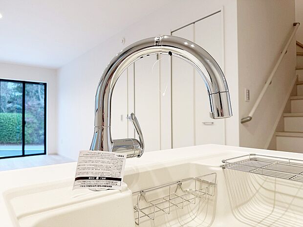 【浄水器一体型水栓】スタイリッシュな、浄水器一体型水栓です。水栓にシャワーホースと浄水器を内蔵し、カルキ臭など軽減。シャワーヘッドを引き出すことで、広いシンクのお手入れもラクラク。