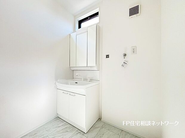 【洗面台・洗面所】鏡の裏に収納棚を確保した三面鏡を採用。化粧品や歯ブラシなどを機能的に収納。また、三面鏡の本当の利点は三枚の鏡を合わせることで、頭の側面や背面が見れること。