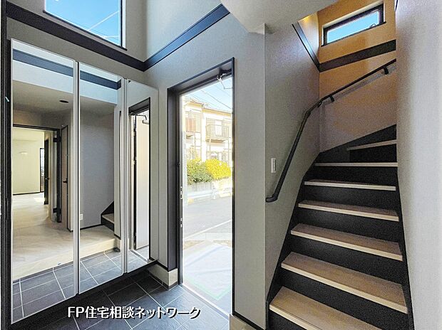 【玄関】【玄関】  開放感あふれる吹抜け玄関がお出迎え。高窓からの光と鏡面仕上げの収納が、空間をより広く明るく演出します。毎日帰るのが楽しみになる、上質なエントランスデザインをご覧ください。