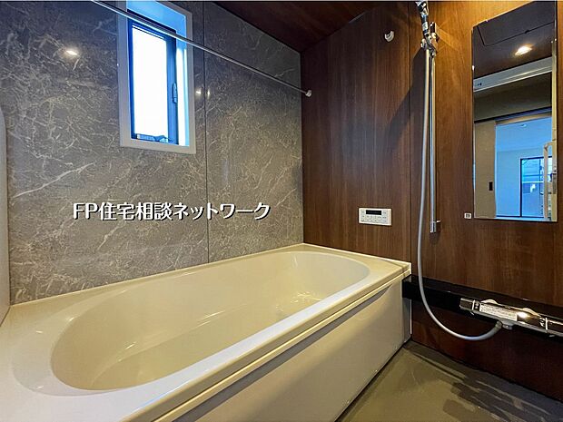 【浴室】【浴室】  シックな木目調パネルと石目調の壁が織りなす、高級感あふれるバスルーム。一日の疲れを癒すリラックス空間です。ゆったりとしたバスタブに浸かり、至福のバスタイムをお楽しみください。